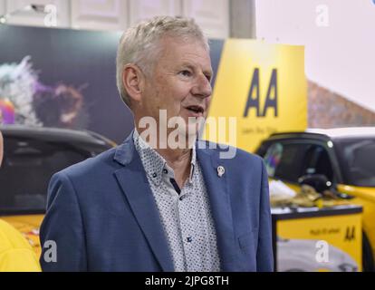 Farnborough, Hants, Großbritannien. 18. August 2022. Präsident der AA - Edmund King OBE auf der British Motor Show 2022, die auf dem Gelände der berühmten Farnborough Airshow stattfand.Quelle: Motofoto/Alamy Live News Stockfoto