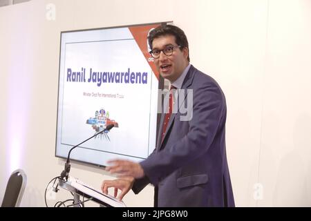 Farnborough, Hants, Großbritannien. 18. August 2022. Der Abgeordnete Ranil Jayawardena, Minister für internationalen Handel, spricht die Medien an, als er die British Motor Show 2022 eröffnet, die auf dem Gelände der berühmten Farnborough Airshow stattfand.Quelle: Motofoto/Alamy Live News Stockfoto