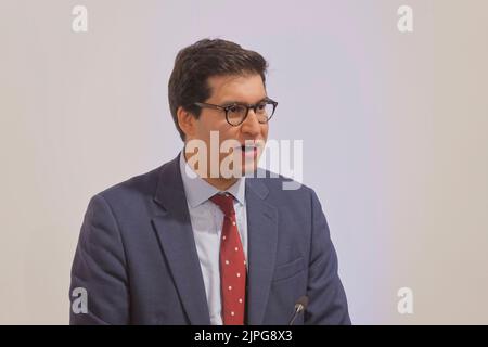 Farnborough, Hants, Großbritannien. 18. August 2022. Der Abgeordnete Ranil Jayawardena, Minister für internationalen Handel, spricht die Medien an, als er die British Motor Show 2022 eröffnet, die auf dem Gelände der berühmten Farnborough Airshow stattfand.Quelle: Motofoto/Alamy Live News Stockfoto