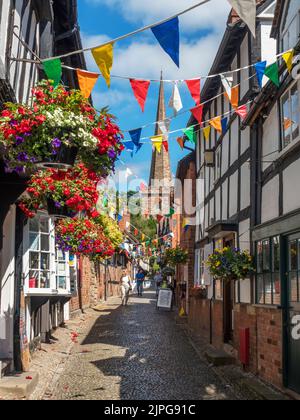 Blick entlang des Church Land auf den Turm der St. Michaels Church in Ledbury Herefordshire England Stockfoto