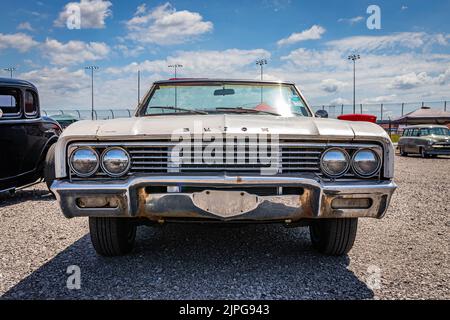 Libanon, TN - 13. Mai 2022: Low-Perspective-Frontansicht eines Buick Skylark Cabriolets aus dem Jahr 1965 auf einer lokalen Automesse. Stockfoto