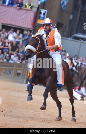Palio di Siena, Leocorno gewinnt. Triumph von Tittia. Der als Tittìa bekannte Jockey Giovanni Atzeni kam zu seinem vierten Sieg. 17. August 2022 Stockfoto
