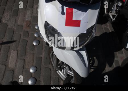 Ein Aufkleber mit der L-Platte auf einem Motorroller zeigt an, dass die Person, die für das Motorrad verantwortlich ist, ein Anfänger ist Stockfoto