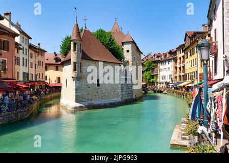 Annecy Haute Savoie Frankreich. Der Palais de l'Isle und der Fluss Thiou Stockfoto