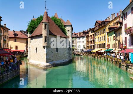 Annecy Haute Savoie Frankreich. Der Palais de l'Isle und der Fluss Thiou Stockfoto