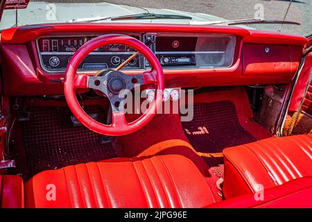 Libanon, TN - 13. Mai 2022: Hochperspektivische Detailansicht eines 1965 Buick Skylark Cabriolets auf einer lokalen Automesse. Stockfoto