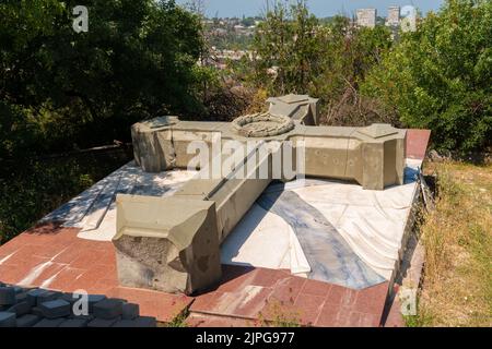 RUSSLAND, KRIM - 09. JUL 2022: Nikolaj Sewastopol überquert die Krim Holy down gebrochen christlichen alten Boden, von gott Religion im Hintergrund für den Frieden Stockfoto