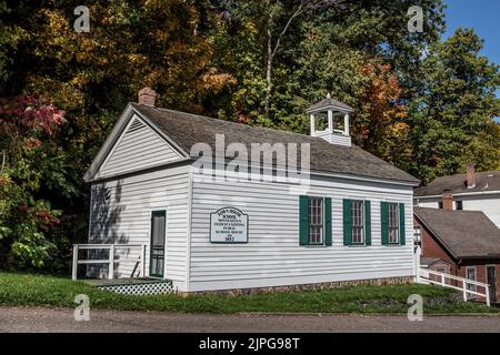 Town House School, Minnesotas ältestes bestehendes öffentliches Schulhaus, das 1852 in Taylors Falls, Minnesota, USA, erbaut wurde. Stockfoto