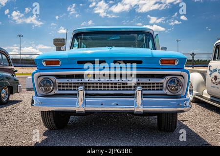 Libanon, TN - 13. Mai 2022: Low-Perspective-Frontansicht eines Chevrolet C10 Suburban aus dem Jahr 1965 auf einer lokalen Automesse. Stockfoto