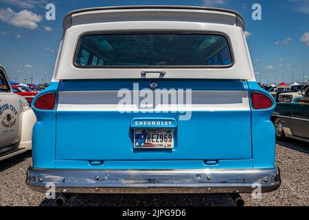 Libanon, TN - 13. Mai 2022: Rückansicht eines Chevrolet C10 Suburban aus dem Jahr 1965 auf einer lokalen Automesse. Stockfoto