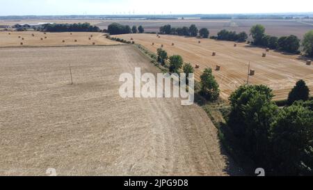 Luftaufnahme von Heuballen auf dem Bauernfeld Stockfoto