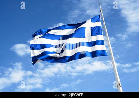 Nahaufnahme der griechischen Flagge, die über der Akropolis fliegt Stockfoto
