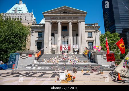 Vancouver, British Columbia - 23. Juli 2022: Symbole in der Vancouver Art Gallery zum Gedenken an die Kinder, die an der Kamloops Residential School starben. Stockfoto