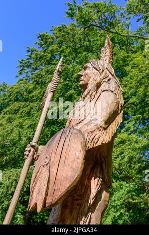 Einheimische nordamerikanische Skulptur in den Dawyck Botanic Gardens, Stobo bei Peebles, Schottland Stockfoto