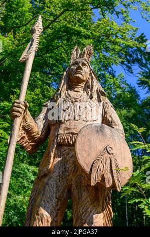 Einheimische nordamerikanische Skulptur in den Dawyck Botanic Gardens, Stobo bei Peebles, Schottland Stockfoto