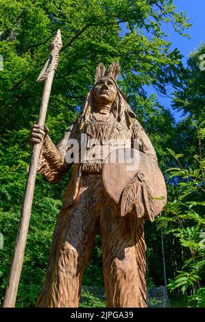 Einheimische nordamerikanische Skulptur in den Dawyck Botanic Gardens, Stobo bei Peebles, Schottland Stockfoto