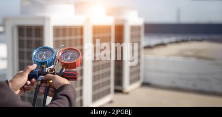 Der Techniker überprüft die Funktion der Klimaanlage. Stockfoto
