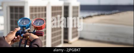 Der Techniker überprüft die Funktion der Klimaanlage. Stockfoto