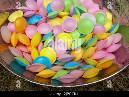 Fliegende Untertasse Süßigkeiten in silberner Schüssel Stockfoto