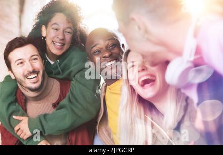Multirassische Freunde, die Spaß in der Stadt haben, in den Ferien - fröhliche junge Leute lachen - Freundschaftskonzept Stockfoto
