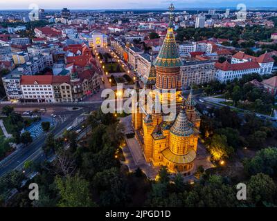 Luftaufnahme von einem Flug über die orthodoxe Kathedrale von Timisoara und das beleuchtete Stadtzentrum. Foto aufgenommen am 10.. August 2022, in Timisoara, T Stockfoto