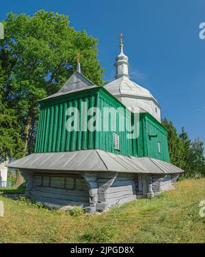 Alte Holzkirche, alte ukrainische religiöse Architektur. Kozyari Dorf, Ukraine Stockfoto