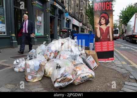 Edinburgh, Schottland, Großbritannien. 18.. August 2022. Am ersten Tag eines 12-tägigen Streiks von Müllsammlern in der Stadt Edinburgh werden Abfälle auf den Straßen des Stadtzentrums gestapelt. Der Streik wird von den Gewerkschaften United und GMB organisiert und ist das Ergebnis der Ablehnung einer Lohnerhöhung um 3,5 % durch die Gewerkschaften. Iain Masterton/Alamy Live News Stockfoto