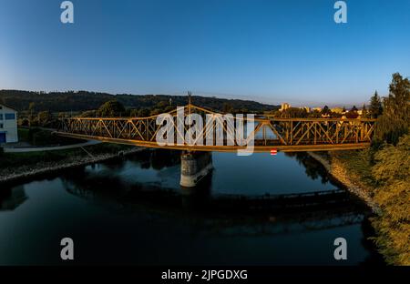 Schöne Aussicht beim morgendlichen Sonnenuntergang auf die alte Eisenbrücke in Bruegg bei bienne in der schweiz Stockfoto