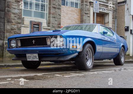 Ein Ford Mustang Mach 1 klassischer Muskelwagen an einem regnerischen Tag. Stockfoto