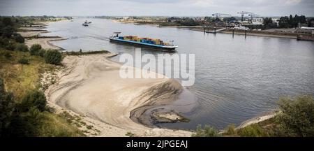 Lobith, Niederlande. 18. August 2022. 2022-08-18 12:19:03 LOBITH - Ein Drohnenfoto des Wasserstands im Rhein, der auf 6,48 Meter über NAP gefallen ist, ein neues Rekordtief. Die Niederlande haben nach einer anhaltenden Dürre mit einem Wasserknappheit zu kämpfen. ANP/Hollandse Hoogte/Rob Engelaar netherlands Out - belgium Out Credit: ANP/Alamy Live News Stockfoto