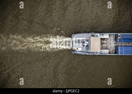 Lobith, Niederlande. 18. August 2022. 2022-08-18 12:21:27 LOBITH - Ein Drohnenfoto des Wasserstands im Rhein, der auf 6,48 Meter über NAP gefallen ist, ein neues Rekordtief. Die Niederlande haben nach einer anhaltenden Dürre mit einem Wasserknappheit zu kämpfen. ANP/Hollandse Hoogte/Rob Engelaar netherlands Out - belgium Out Credit: ANP/Alamy Live News Stockfoto