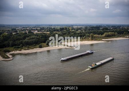 Lobith, Niederlande. 18. August 2022. 2022-08-18 12:08:56 LOBITH - Ein Drohnenfoto des Wasserstands im Rhein, der auf 6,48 Meter über NAP gefallen ist, ein neues Rekordtief. Die Niederlande haben nach einer anhaltenden Dürre mit einem Wasserknappheit zu kämpfen. ANP/Hollandse Hoogte/Rob Engelaar netherlands Out - belgium Out Credit: ANP/Alamy Live News Stockfoto