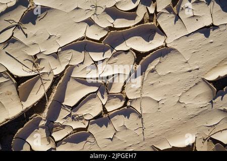 Abstrakte trockene Tonmuster in einem trockenen Flussbett. Swakop River, Namibia, Afrika Stockfoto