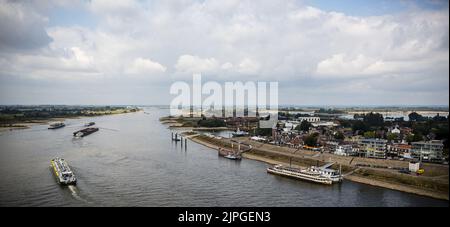 Lobith, Niederlande. 18. August 2022. 2022-08-18 12:16:14 LOBITH - Ein Drohnenfoto des Wasserstands im Rhein, der auf 6,48 Meter über NAP gefallen ist, ein neues Rekordtief. Die Niederlande haben nach einer anhaltenden Dürre mit einem Wasserknappheit zu kämpfen. ANP/Hollandse Hoogte/Rob Engelaar netherlands Out - belgium Out Credit: ANP/Alamy Live News Stockfoto