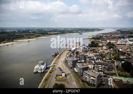 Lobith, Niederlande. 18. August 2022. 2022-08-18 12:12:48 LOBITH - Ein Drohnenfoto des Wasserstands im Rhein, der auf 6,48 Meter über NAP gefallen ist, ein neues Rekordtief. Die Niederlande haben nach einer anhaltenden Dürre mit einem Wasserknappheit zu kämpfen. ANP/Hollandse Hoogte/Rob Engelaar netherlands Out - belgium Out Credit: ANP/Alamy Live News Stockfoto