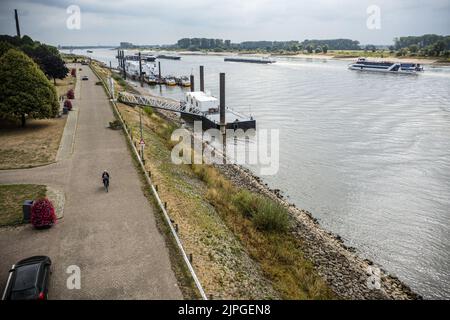 Lobith, Niederlande. 18. August 2022. 2022-08-18 12:10:44 LOBITH - Ein Drohnenfoto des Wasserstands im Rhein, der auf 6,48 Meter über NAP gefallen ist, ein neues Rekordtief. Die Niederlande haben nach einer anhaltenden Dürre mit einem Wasserknappheit zu kämpfen. ANP/Hollandse Hoogte/Rob Engelaar netherlands Out - belgium Out Credit: ANP/Alamy Live News Stockfoto