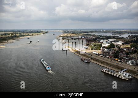 Lobith, Niederlande. 18. August 2022. 2022-08-18 12:22:09 LOBITH - Ein Drohnenfoto des Wasserstands im Rhein, der auf 6,48 Meter über NAP gefallen ist, ein neues Rekordtief. Die Niederlande haben nach einer anhaltenden Dürre mit einem Wasserknappheit zu kämpfen. ANP/Hollandse Hoogte/Rob Engelaar netherlands Out - belgium Out Credit: ANP/Alamy Live News Stockfoto