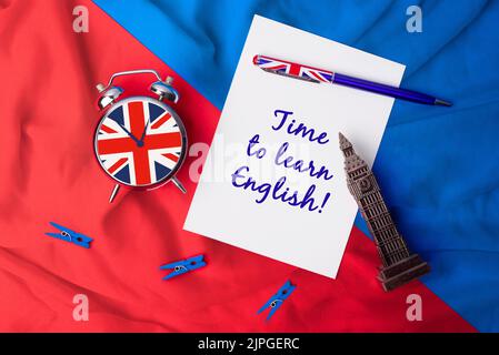 Zeit, Englisch zu lernen. UK-Markierungsstift mit einer Uhr und einer Karte zum Schreiben von Nachrichten. Lernen Sie eine neue Sprache Stockfoto