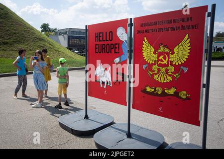 Kiew, Ukraine. 17. August 2022. Die Menschen besuchen eine Plakatausstellung im Freien mit dem Titel „Tag des Sieges“ im Nationalmuseum für Geschichte der Ukraine im Zweiten Weltkrieg in Kiew. Die Plakate des ukrainischen Malers Andrii Yarmolenko und des polnischen Künstlers Wojciech Korkuts reflektieren vor allem den russischen Einmarsch in die Ukraine mit der Hoffnung auf den Sieg der Ukraine gegen die russische Armee. Kredit: SOPA Images Limited/Alamy Live Nachrichten Stockfoto