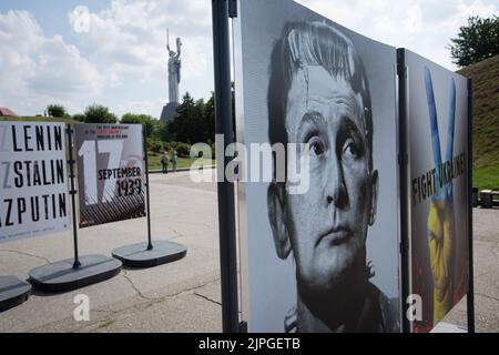 Kiew, Ukraine. 17. August 2022. Plakate mit dem Abbild des russischen Präsidenten Wladimir Putin werden im Rahmen einer Plakatausstellung unter dem Titel „Tag des Sieges“ im Nationalmuseum für Geschichte der Ukraine im Zweiten Weltkrieg in Kiew ausgestellt. Die Plakate des ukrainischen Malers Andrii Yarmolenko und des polnischen Künstlers Wojciech Korkuts reflektieren vor allem den russischen Einmarsch in die Ukraine mit der Hoffnung auf den Sieg der Ukraine gegen die russische Armee. Kredit: SOPA Images Limited/Alamy Live Nachrichten Stockfoto