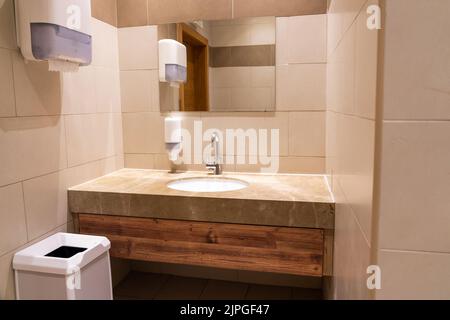 Interieur eines modernen öffentlichen Toilettenwaschbeckens in einem Luxushotel Stockfoto