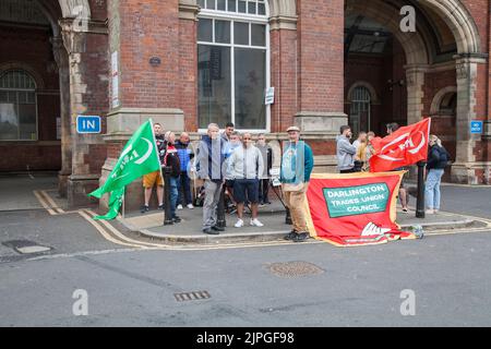 Darlington, Großbritannien, 18.. August 2022.Streikende der RMT-Eisenbahner auf einer Streikposten-Linie außerhalb des Bahnhofs. GMT-Chef Mick Lynch sagt, dass die Streikaktion seiner Gewerkschaft fortgesetzt wird, „bis wir eine Einigung erzielen“.Kredit: David Dixon / Alamy Stockfoto