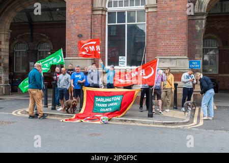 Darlington, Großbritannien, 18.. August 2022.Streikende der RMT-Eisenbahner auf einer Streikposten-Linie außerhalb des Bahnhofs. GMT-Chef Mick Lynch sagt, dass die Streikaktion seiner Gewerkschaft fortgesetzt wird, „bis wir eine Einigung erzielen“.Kredit: David Dixon / Alamy Stockfoto