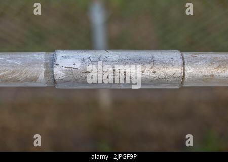 Reparierter Abschnitt des Handgeländers an der Vorderseite einiger Tribünen Stockfoto