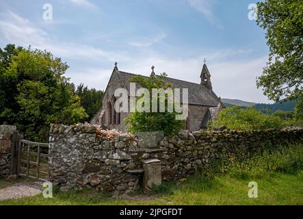 Steinmauer um die St Begas Church 1890 Eskdale in der Nähe des Bassenthwaite Lake im Sommer Lake District National Park Cumbria England Großbritannien Stockfoto