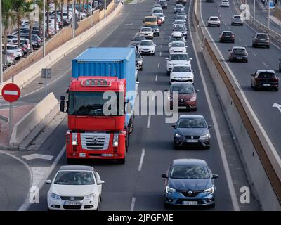 Fuengirola, Malaga, Spanien / 14. August 2022. Starker Verkehr auf Der Autobahn A-7 (N-340). Stockfoto