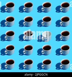 Nahtloses Muster aus Tassen voller Kaffee und einer leeren Tasse mit harten Schatten auf blauem Hintergrund Stockfoto