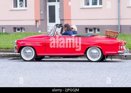 Prostejov Tschechische Republik, Mai 20. 2018. Skoda Felicia Cabrio konvertierbare Roadster-Modell während der historischen Auto-Parade. Wolkswagen driwen in einer Straße. Stockfoto