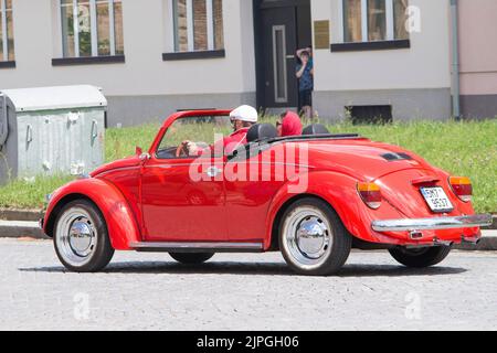 Prostejov Tschechische Republik, Mai 20. 2018. Volkswagen Beatle Cabrio konvertierbares Modell während der historischen Auto-Parade. Wolkswagen driwen in einer Straße. Stockfoto