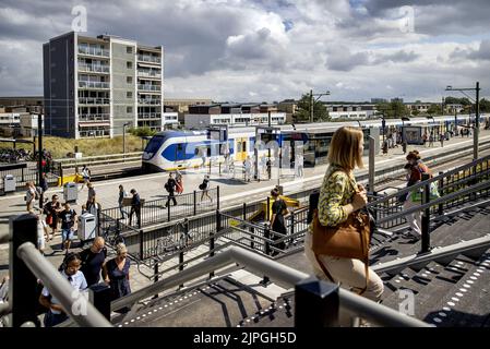 2022-08-18 12:19:53 ZANDVOORT - Bahnhof Zandvoort. Am Wochenende des Formel-1-Rennens in Zandvoort fährt die NS alle fünf Minuten einen Zug zwischen Amsterdam Central und dem Bahnhof Zandvoort aan Zee. ANP KOEN VAN WEEL niederlande Out - belgien Out Stockfoto